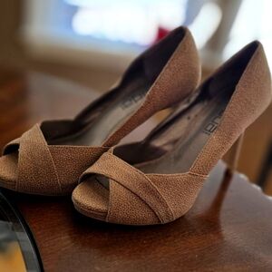 Moda Elegant Tan Peep-Toe Heels, Sz 6.5 Women's